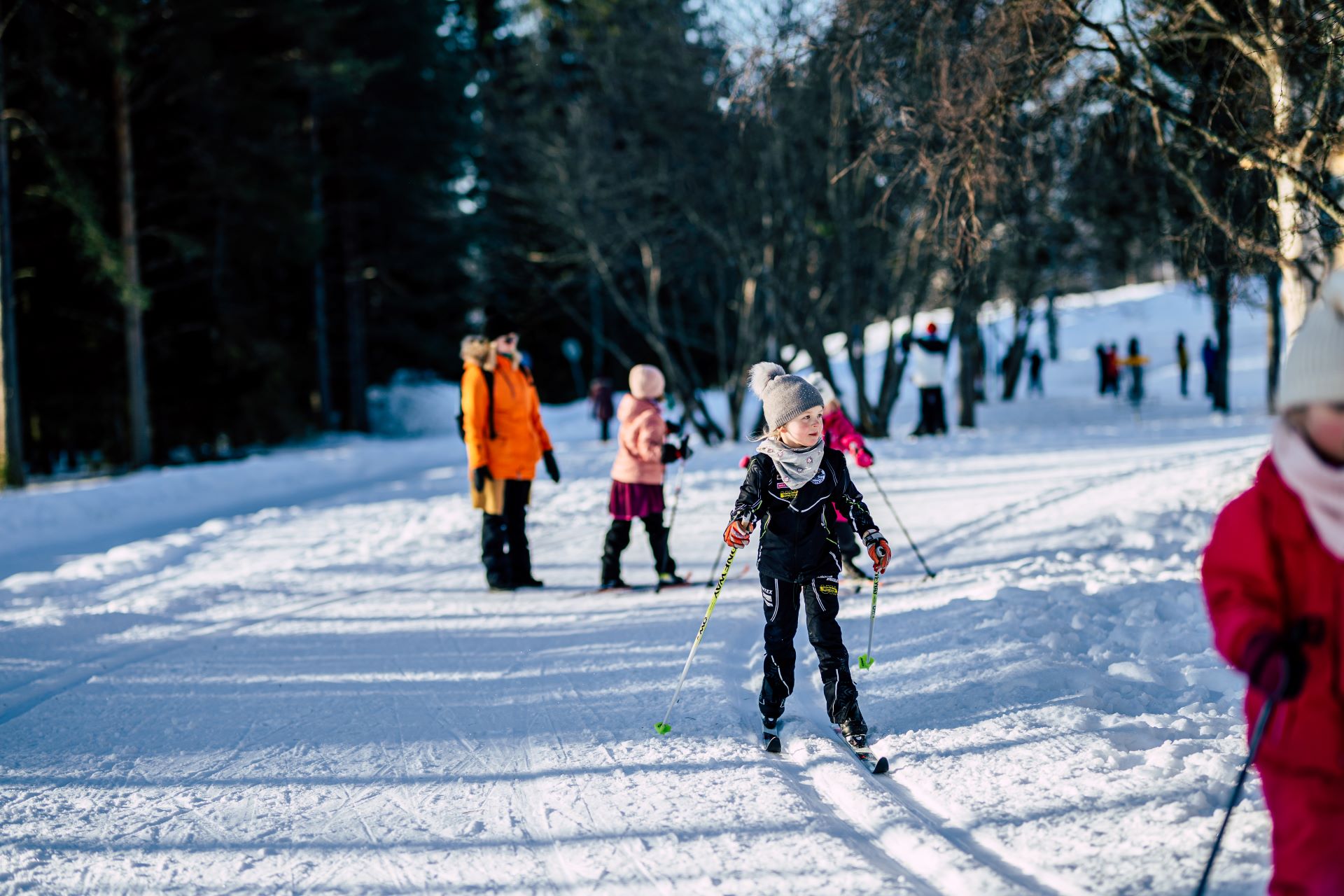 Lapsi hiihtää