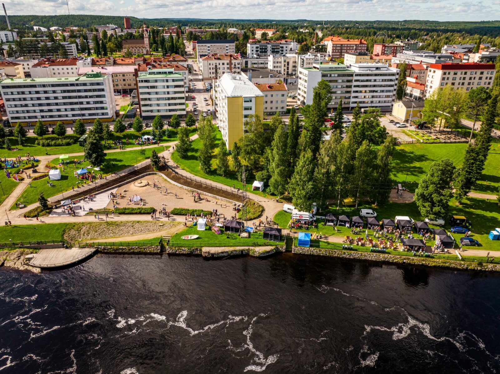 Vihreässä Kajaanin Rantapuistossa on paljon ihmisiä Linnanvirta-tapahtumassa