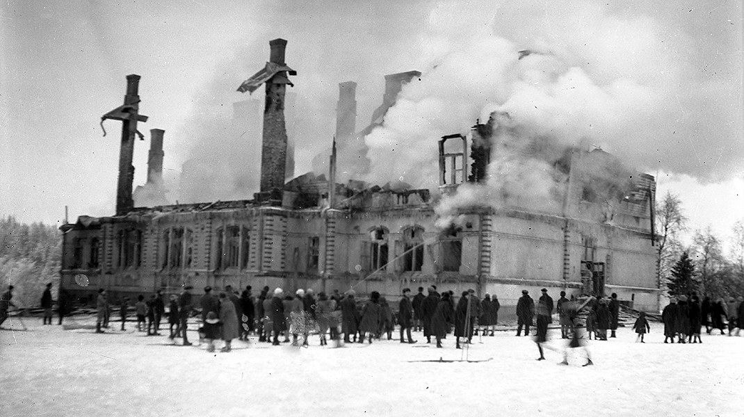 Kajaanin seminaarin normaalikoulun palon jälkeen helmikuussa 1940.