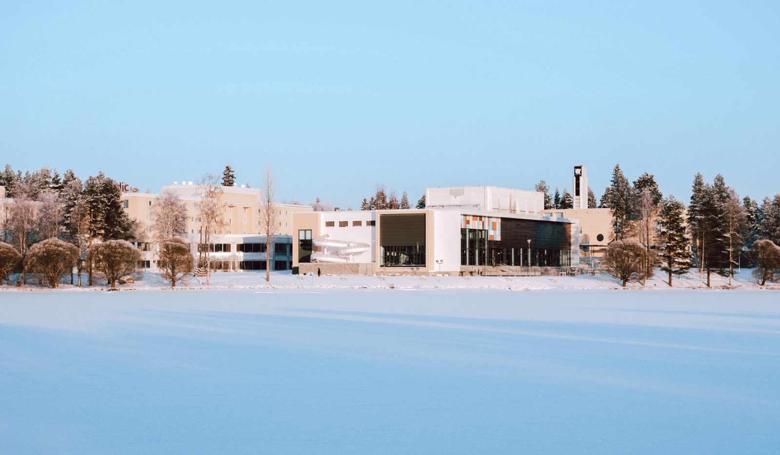 Talvinen jokimaisema ja taustalla Kaukavesi