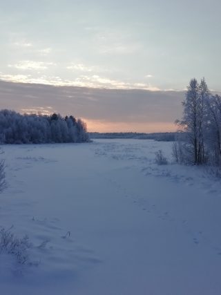 Aurinko laskee Önkkörin kanavalla