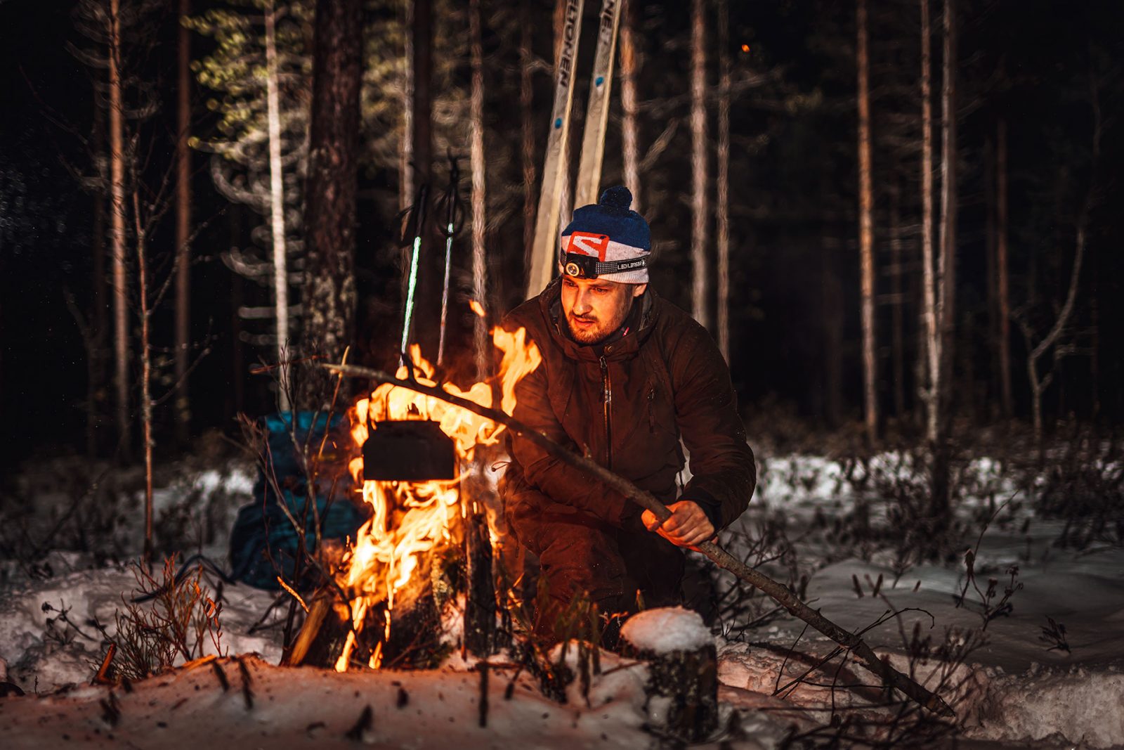 Nokipannukahvit luonnossa nuotion äärellä