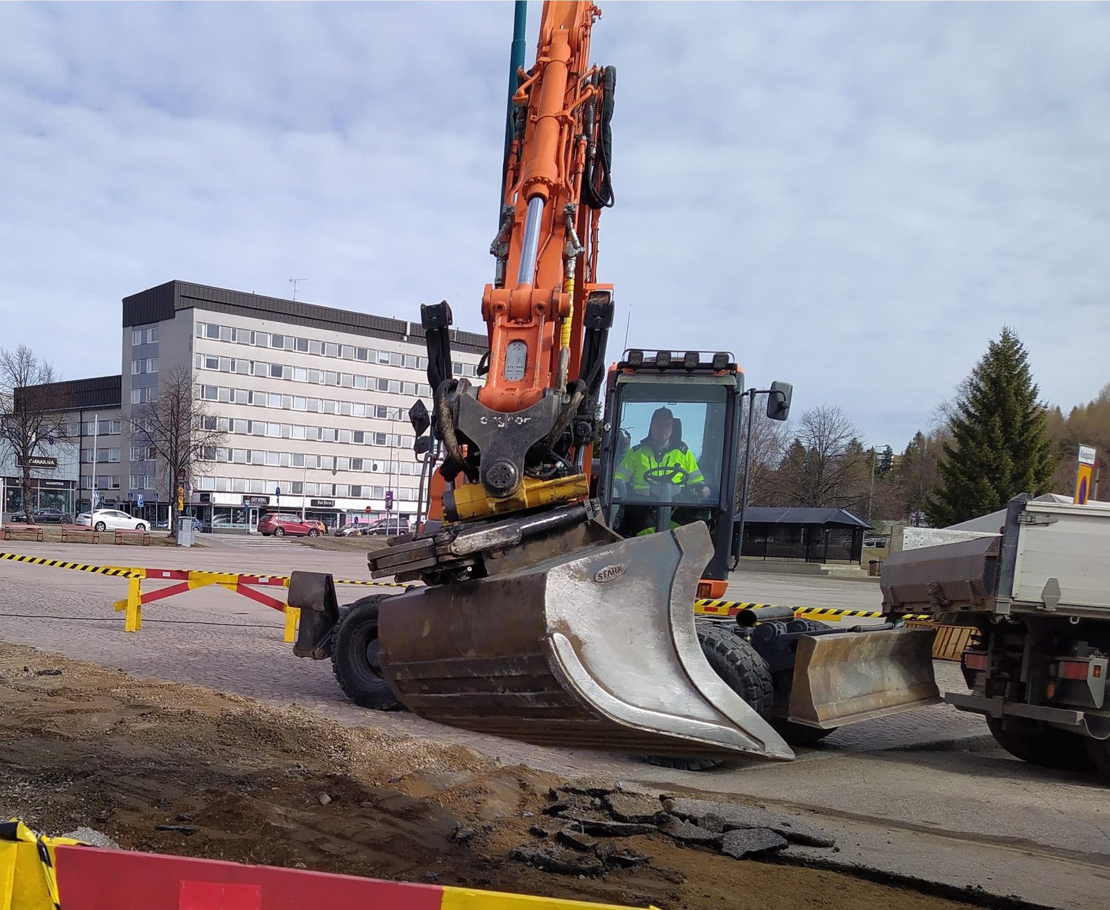 Kaivinkone Kauppatorin laidalla