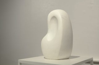 Helvi Hyvärinen: Hiljaisuus (Silence), 1979, marble. Kajaani Art Museum Collection