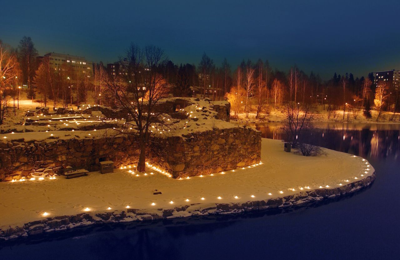 Kajaanin linnanrauniot valaistu kynttilöin kuvaaja Pekka Agarth