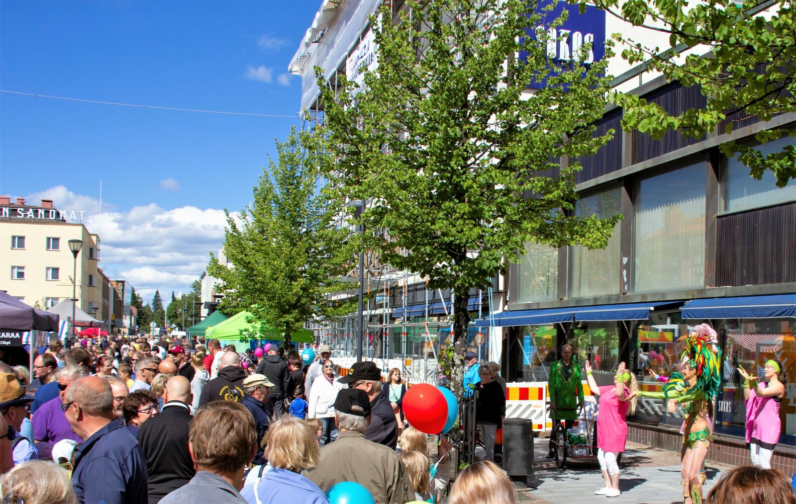 Kajaanin markkinakadun tungosta ja tanssijoita