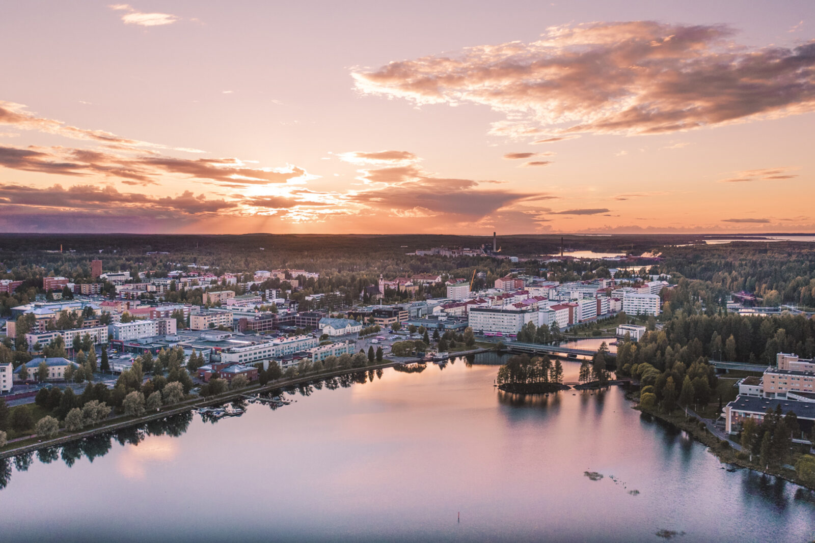 Kajaanin kaupungin ilmakuva ilta-auringossa