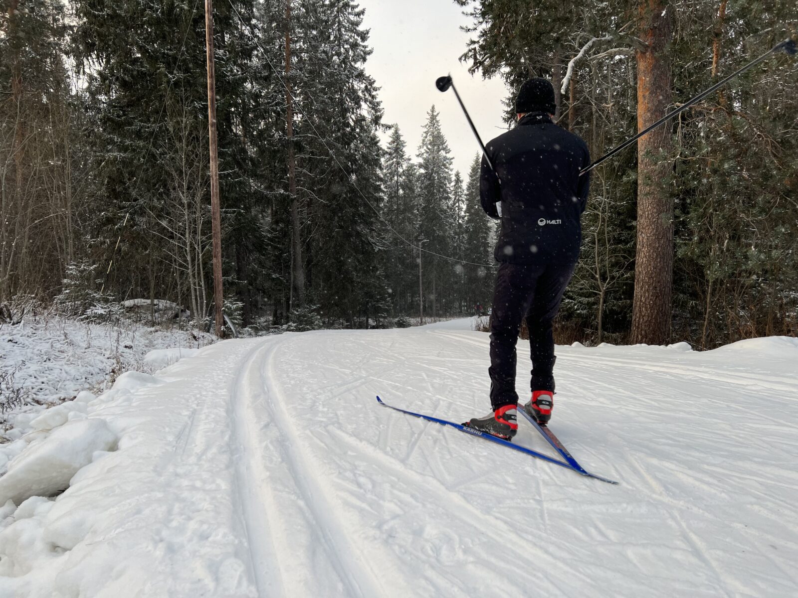 Hiihtäjä Vimpelin ensilumenladulla