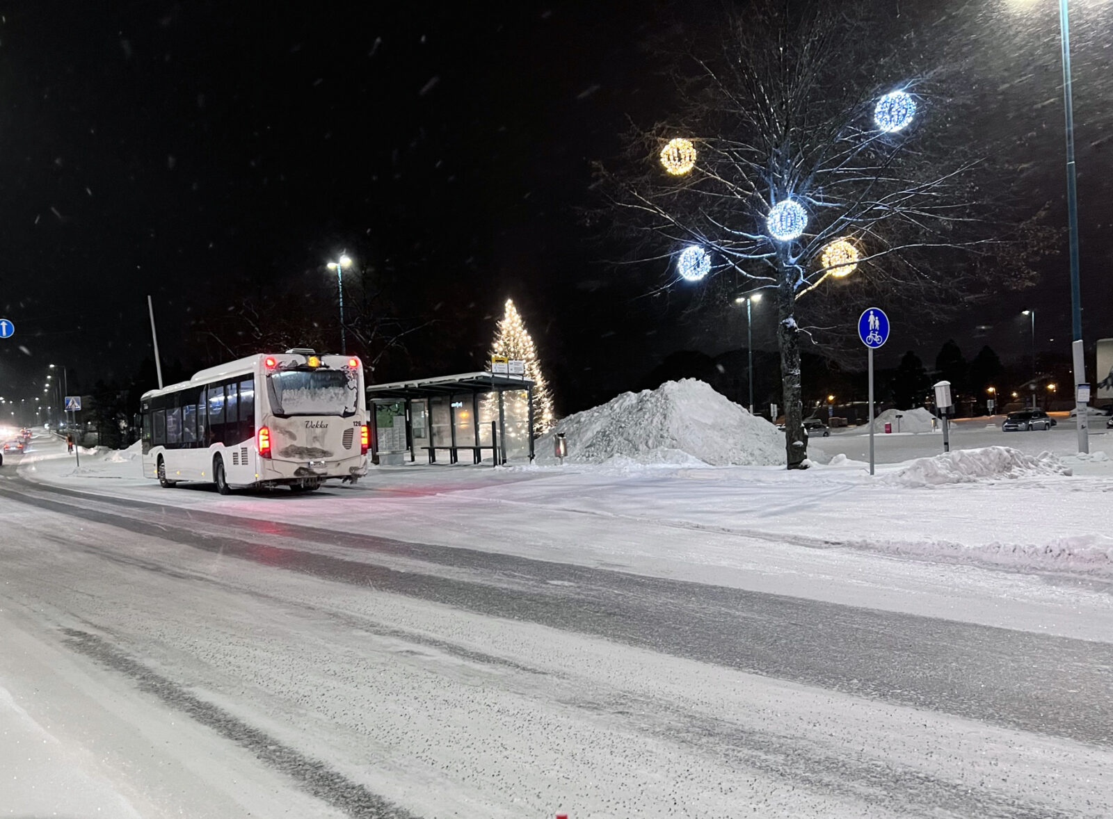 Kajaanin kaupungin joukkoliikenteen bussi liikenteessä Pohjolankadulla