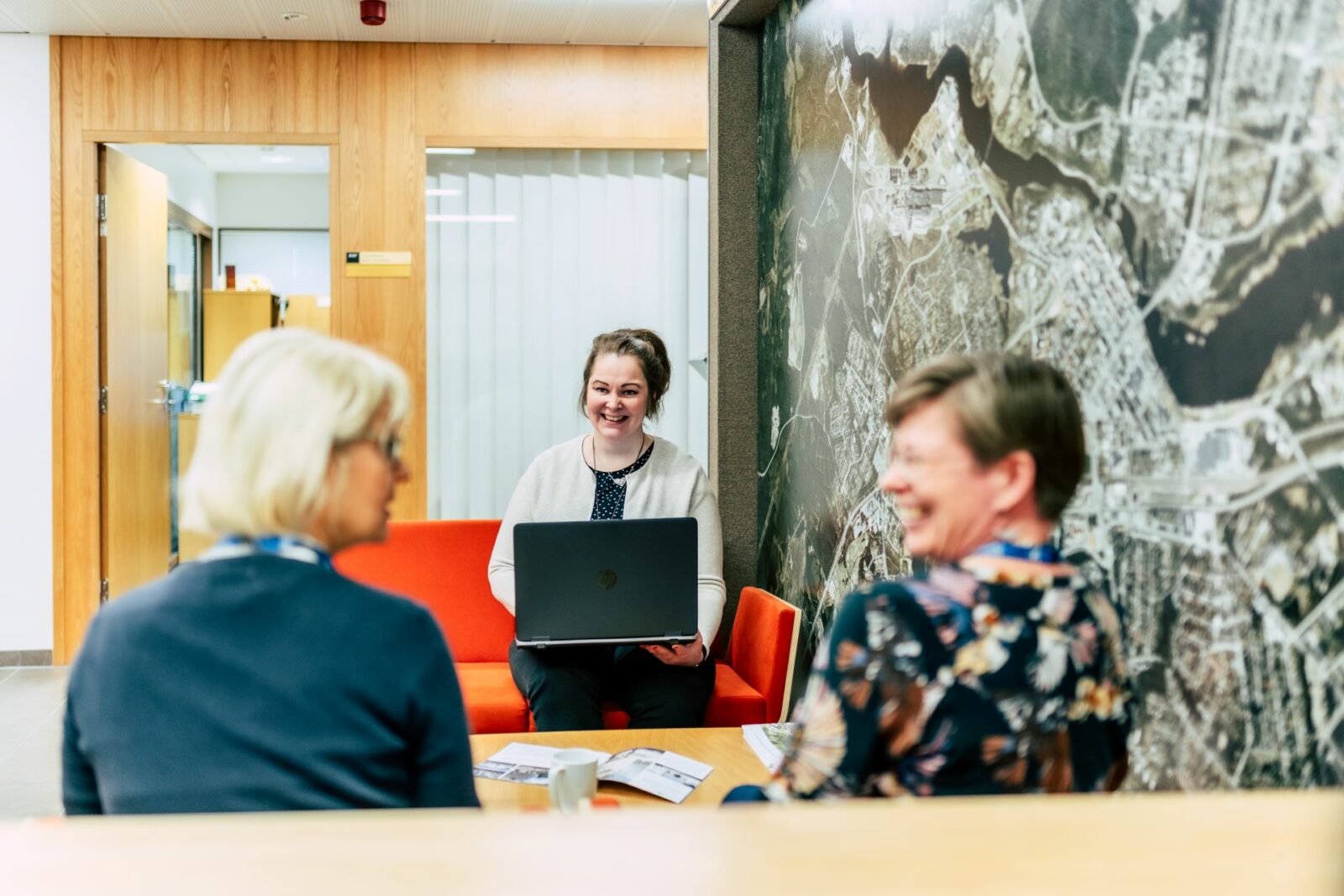 Kajaanin kaupungin työntekijöitä kaupungintalolla