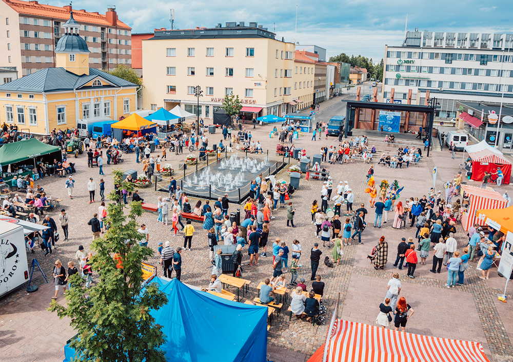 Kajaanin Markkinakatu 2022 ihmisiä Raatihuoneentorilla