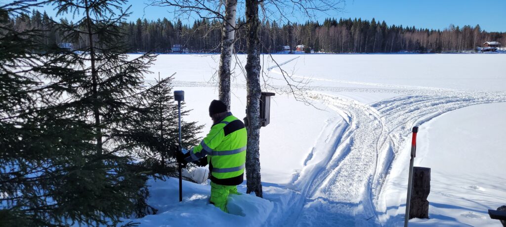 Rajan näyttöä rannalla