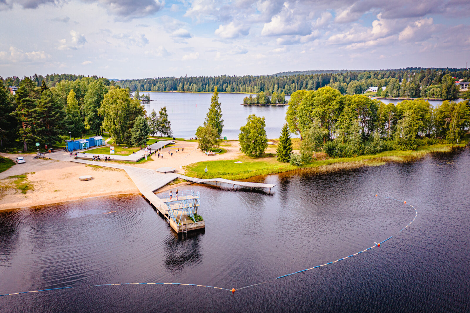 Ilmakuva Kajaanin kesäniemen uimarannalta