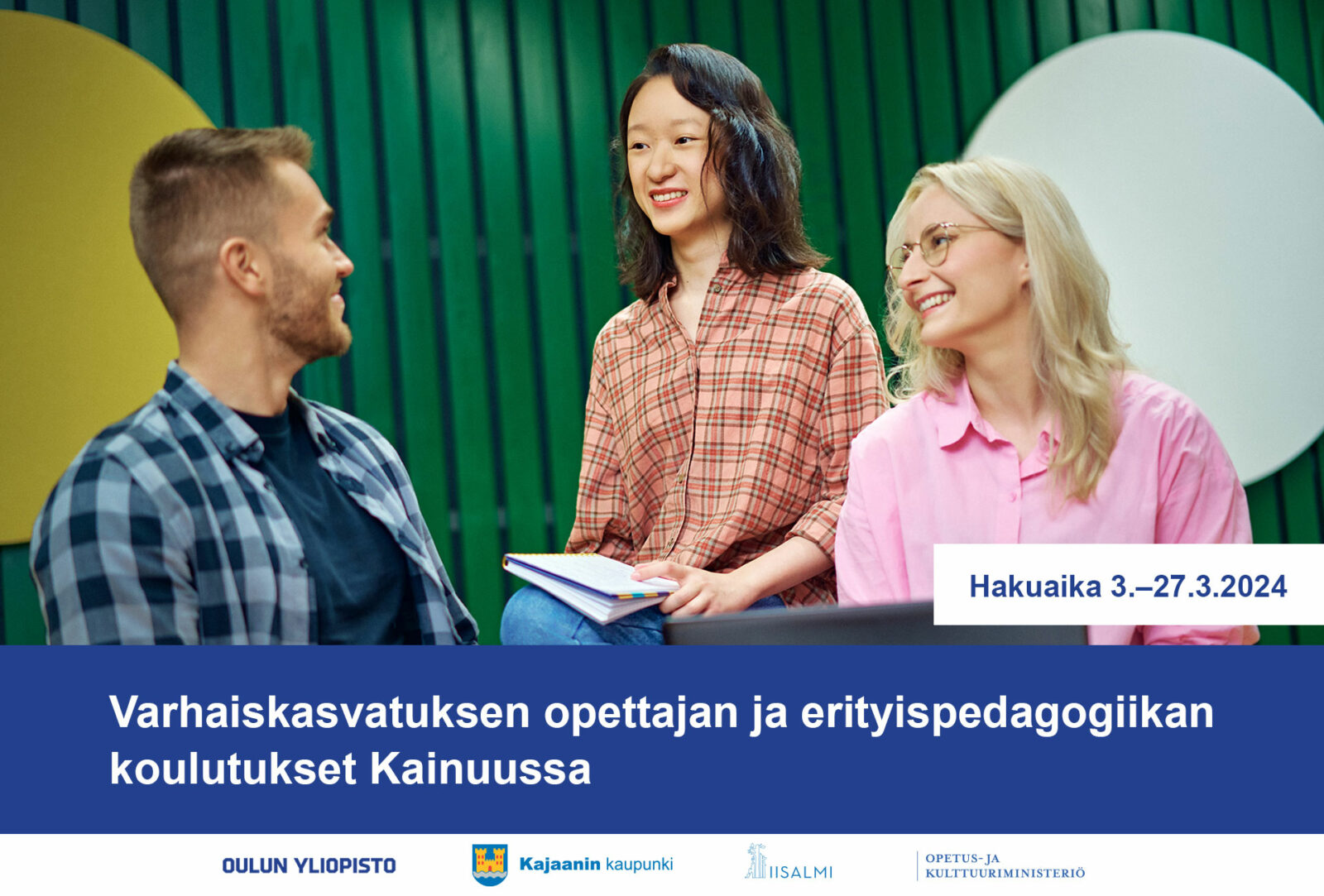 Ihmisiä keskustelemassa