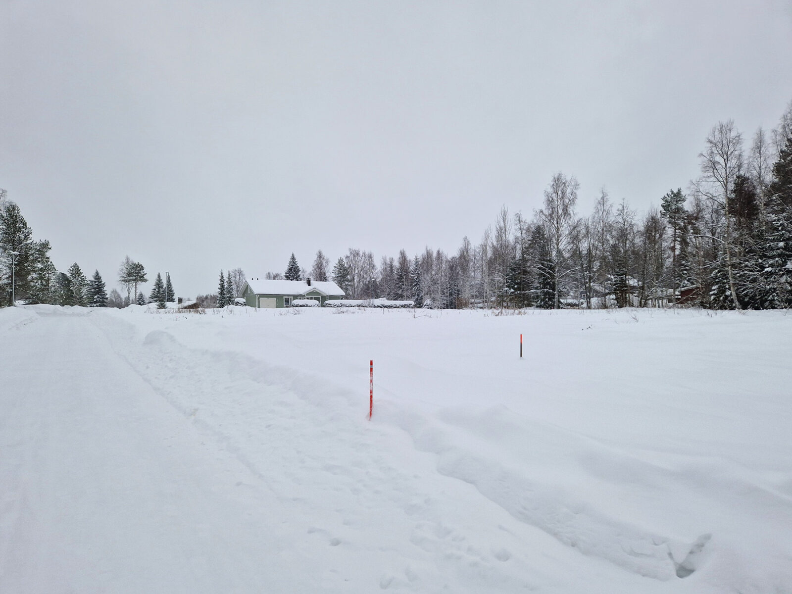 Talvimaisema Kuutinkujan tonteista.