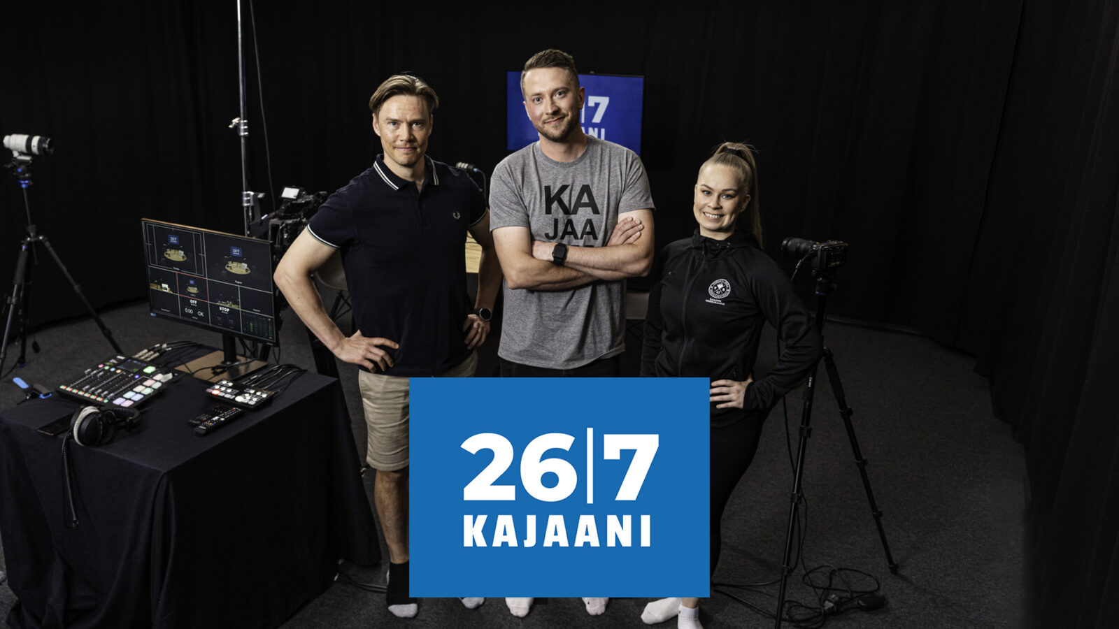 Kuvassa logo ja sen takana podcastin vieraat seisovat ja katsovat kameraan