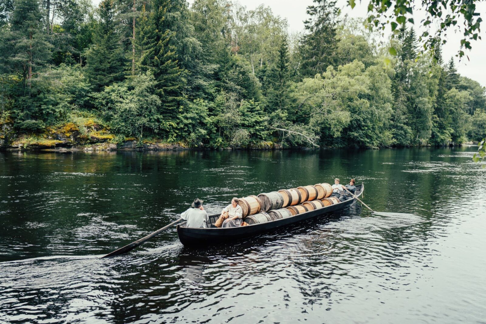 Tervatynnyrit ja soutajat tervaveneessä Kajaanijoella